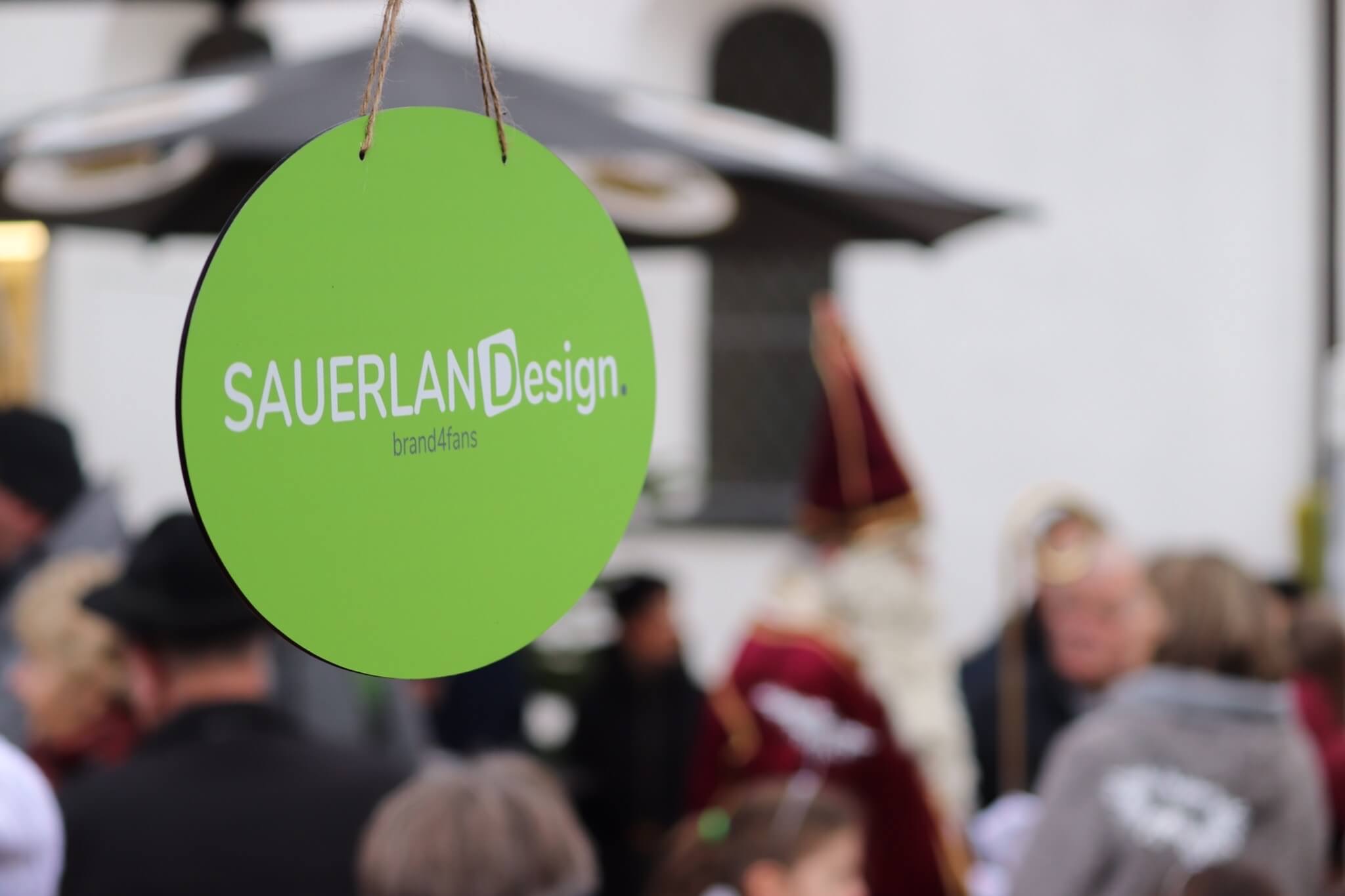 Nahaufnahme eines Verkaufsschildes von SAUERLANDesign